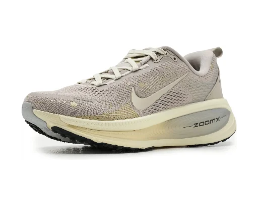 Nike Women's Vomero 18 Running Shoes (Cream/Gold) Deal