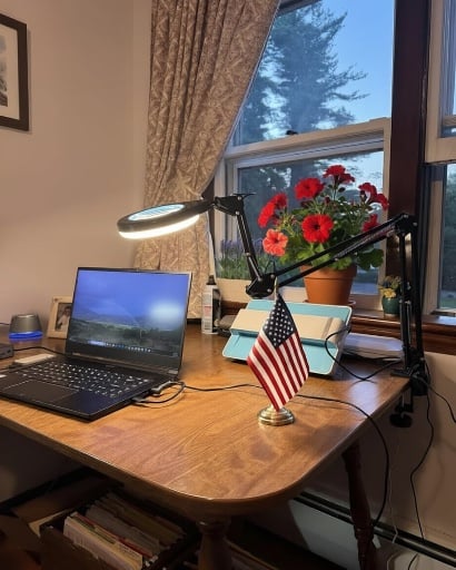 Desk Light with Magnifying Glass 10 Brightness & 5 Colors Deal