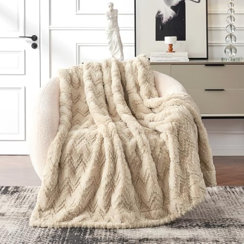 Cozy Bliss 50" x 60" Faux Fur Textured Throw Blanket (Beige Zigzag)